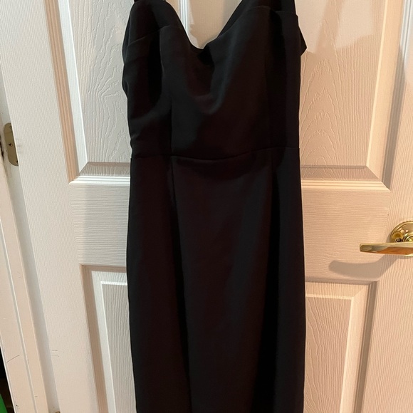 Selling a simple black dress made by Black Halo size 6 runs small excel. Cond. - Picture 3 of 4
